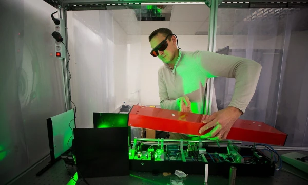 Tadas Lipinskas, lazerių technologijų UAB „Optogama“ vykdomasis direktorius: „Kuriant produktus, pardavinėti savo žinias galbūt yra šiek tiek netinkama tolesnėje perspektyvoje, tačiau mes užsidirbame apyvartinių lėšų ir jas reinvestuojame į savo produktus.“
Vladimiro Ivanovo (VŽ) nuotr.