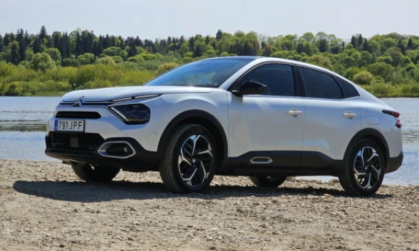 Didelė prošvaisa leidžia šiuo sedanu saugiai važiuoti tikrai sudėtingais kelio ruožais. Lino Butkaus (VŽ) nuotr.