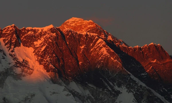 Everstas iš Nepalo pusės. Saulėtekis. Sunil Sharma („ZUMA Wire“ / „Scanpix“) nuotr.  Everstas iš Nepalo pusės. Saulėtekis. Sunil Sharma („ZUMA Wire“ / „Scanpix“) nuotr.