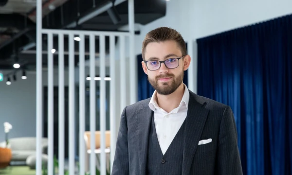 Alfonsas Sluckus, advokatų profesinės bendrijos „WINT law firm“ teisininkas: „Sutartyse verslas per dažnai įvertina tik esminius dalykus: nusimato darbus, kainą, terminą, tačiau pamiršta įtraukti rizikas.“ J. GRIGELYTĖS NUOTR.
