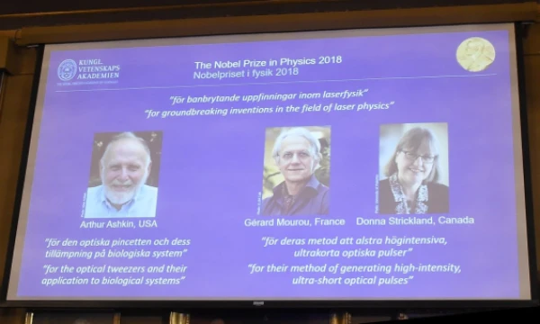 Nobelio fizikos premijos laureatai: Arthuras Ashkinas,  Gerardas Mourou ir Donna Strickland. Hannos Franzen (Scanpix) nuotr.