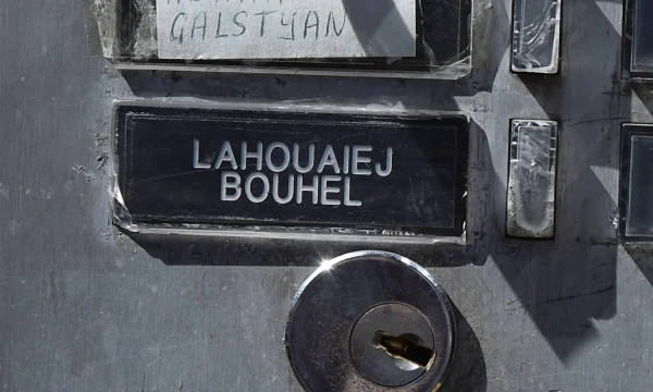 Namo, kuriame gyveno Nicos išpuolį įvykdęs Mohamedas Lahouaiej Bouhlelis, durys. SIPA / „Scanpix“ nuotr.