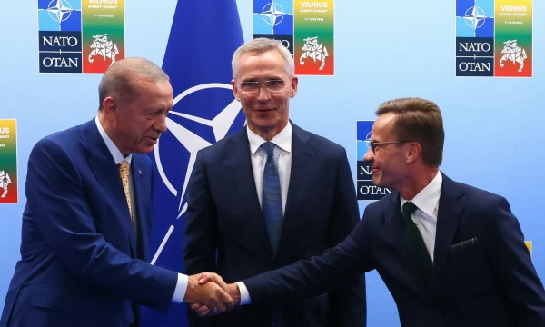 Turkijos prezidentas Recepas Tayyipas Erdoganas, NATO generalinis sekretorius Jensas Stoltenbergas ir Švedijos premjeras Ulfas Kristerssonas. Yves'o Hermano („Reuters“/„Scanpix“) nuotr.