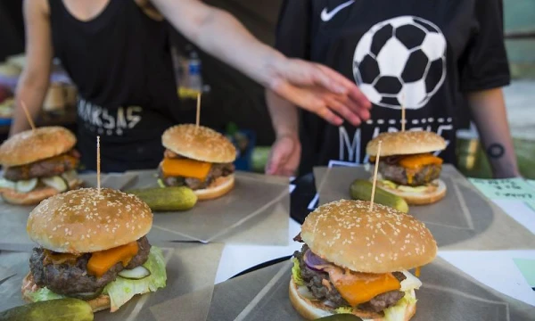 2015-aisiais vykusiame pirmajame „Vilnius Burger Fest“ apsilankė daugiau kaip 6.000 žmonių, kurie suvalgė per 4.500 mėsainių. Organizatorių nuotr. 
