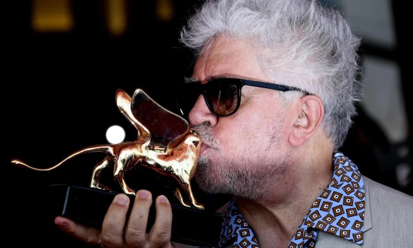 Režisierius Pedro Almodovaras už gyvenimo pasiekimus apdovanotas „Auksiniu liūtu“. Claudio Onorati („AP“ / „Scanpix“) nuotr.