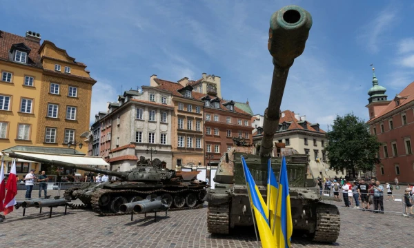Rusų tankas T-72B eksponuojamas Varšuvos senamiestyje. 2022 m. birželio 27 d. Kacpero Pempelio („Reuters“ / „Scanpix“) nuotr.