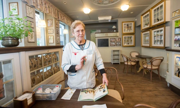 Almira Girdenienė, Šiaulių UAB vaistinės „Valerijonas“ direktorė: „Arbatinė ne tik duoda papildomų pajamų, bet ir didina lankytojų lojalumą.“ Juditos Grigelytės (VŽ) nuotr.