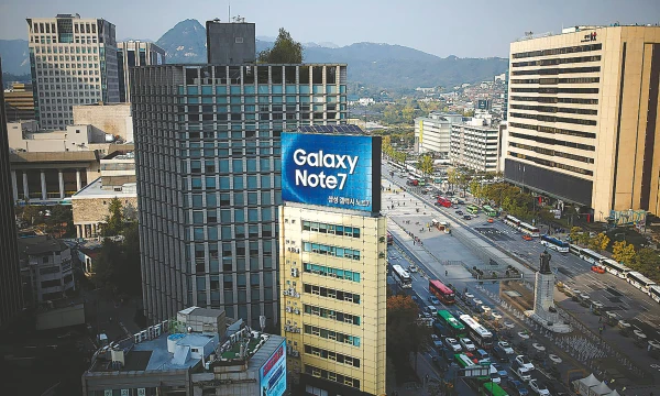 „Galaxy Note 7“ fiasko grasina ne tik „Samsung“ pelnui, bet ir Pietų Korėjos ūkio ateičiai. Kim Hong Ji („Reuters“ / „Scanpix“) nuotr.