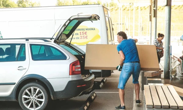 Daugelis pirkėjų internetu užsakytas prekes renkasi atsiimti iš prekybininkų patys. Vladimiro Ivanovo (VŽ) nuotr.