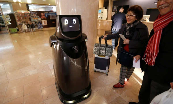 Japonijoje, Naritos oro uosto viešbutyje, dirba „Panasonic“ sukurtas roboto prototipas, kurio užduotis – pateikti klientams gėrimų ir suteikti informaciją apie atvažiuojančius autobusus.
Toru Hanai („Reuters“ / „Scanpix“) nuotr. Japonijoje, Naritos oro uosto viešbutyje, dirba „Panasonic“ sukurtas roboto prototipas, kurio užduotis – pateikti klientams gėrimų ir suteikti informaciją apie atvažiuojančius autobusus.
Toru Hanai („Reuters“ / „Scanpix“) nuotr.