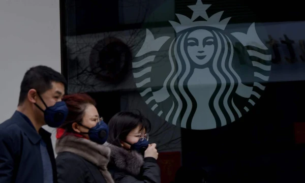 „Starbucks“ Kinijoje uždarė beveik pusę tinklo kavinių. Noel Celis (AFP/„Scanpix“) nuotr. 