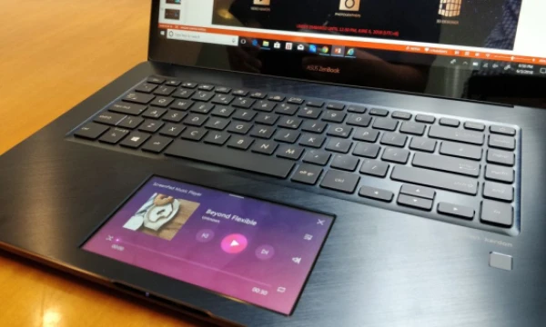 „ZenBook Pro“ yra vienintelis nešiojamasis kompiuteris rinkoje, turintis ekraną jutikliniame laukelyje. Gamintojo nuotr.