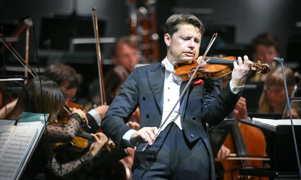 Julianas Rachlinas griežia 1704 m. „ex Liebig“ Stradivarijaus smuiku. Ilmarso Znotinso/Festivalio rengėjų nuotr. 