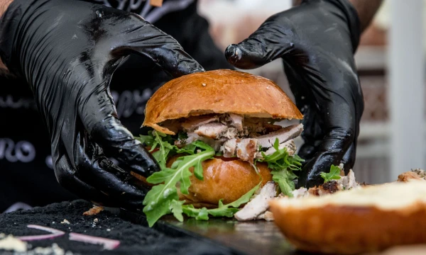 „Greitojo maisto užkandinių tikslas – pigiai prikimšti skrandį“, – sako Simas Slabačiauskas, „Drama Burger“ direktorius.  
Juditos Grigelytės (VŽ) nuotr.