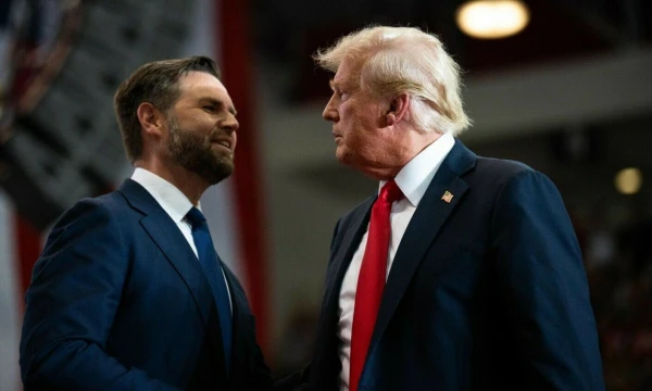 Donaldas Trumpas ir jo kandidatas į viceprezidentus J. D. Vance'as. Stepheno Matureno („Getty Images“ / AFP / „Scanpix“) nuotr.