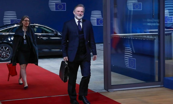 Timas Barrowas, Jungtinės Karalystės nuolatinis atstovas prie ES, atvyksta į Briuselį su Theresos May pasirašytu laišku. Yveso Hermano („Reuters“ / „Scanpix“) nuotr.