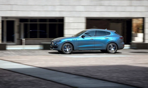 Sodri „Azzurro Astro“ atspindi „Levante Hybrid“ dvilypę asmenybę.
