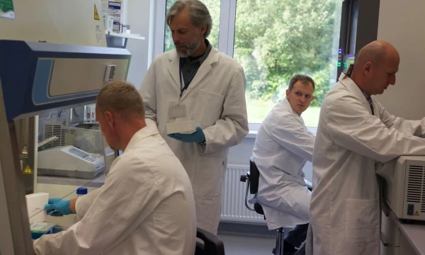 Rimantas Slibinskas, „Baltymo“ vadovas, laboratorijoje (antras iš kairės). Bendrovės (Mindaugo Ratavičiaus) nuotr.