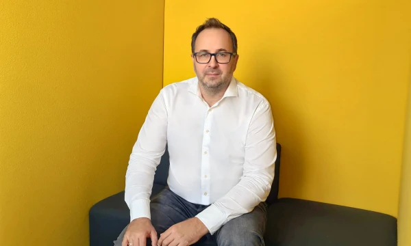 Redas Laukys, UAB „Nevda“ produktų vystymo vadovas, kuriantis sistemą „ZebraDoc“: „Šis savitarnos portalas suteikia inovatyvų sprendimą, kuris iš esmės palengvina darbuotojų ir organizacijos dokumentų valdymo procesus.“