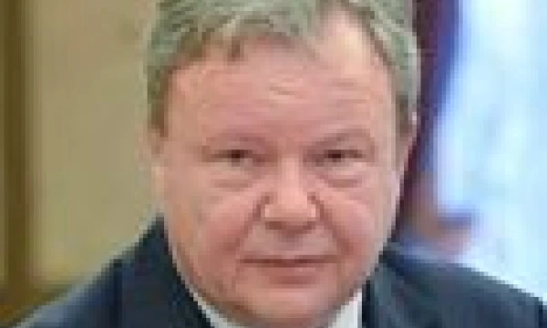Benas Gudelis, JAV pilietis, verslininkas, bendrovių „KristiAna“, „Fragrances International“ vadovas ir pagrindinis akcininkas, valdantis statybų, nekilnojamojo turto įmones JAV, Baltijos ir Skandinavijos šalyse.