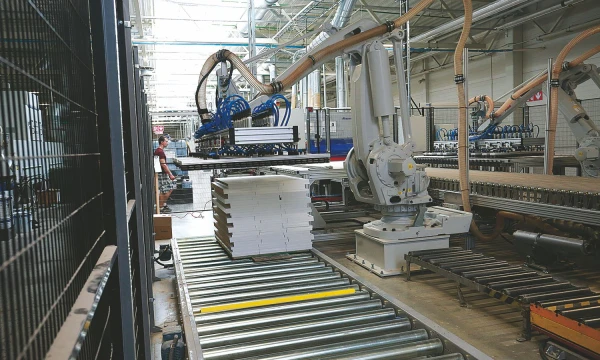 5,5 mln. Eur – tiek į įrangą bei robotizavimo ir automatizavimo programas šiemet investuoja UAB „Visagino linija“. Bendrovės nuotr.