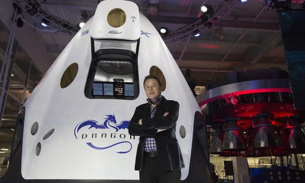 Kol „SpaceX“ iš pajuokų objekto virto svariu aeronautikos industrijos žaidėju, Elonas Muskas atrodė kaip žmogus, stovintis ant bedugnės krašto. Mario Anzuoni (Reuters/Scanpix) nuotr.