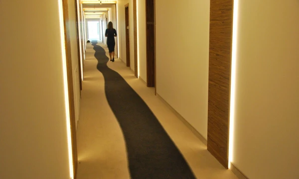 Vieną dieną vaikai pradeda vežioti tėvus į sanatorijas. Ir visa tai – tik dėl palikimo. Indrės Sesartės nuotr.