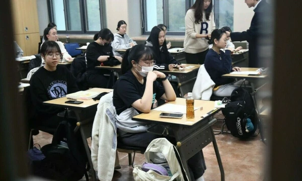 Pietų Korėjos moksleiviai laiko nacionalinį egzaminą. 2023 m. lapkričio 16 d. Chungo Sungo-Juno (AFP / „Scanpix“) nuotr.