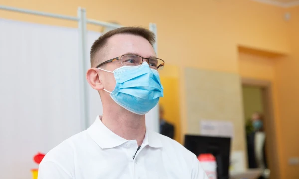 Arūnas Dulkys, sveikatos apsaugos ministras, pasiskiepijo „AstraZeneca“ vakcina. Juditos Grigelytės (VŽ) nuotr.