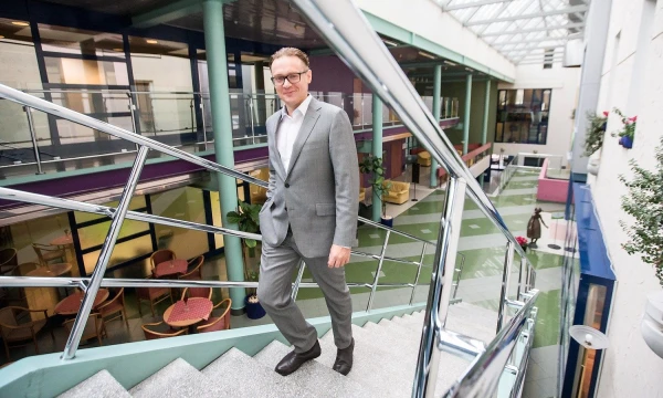 Lukas Mackevičius, sertifikuotas streso valdymo ir sveikatingumo konsultantas: „Pokyčių „demonizavimo“ ir „atsiribojimo“ etapai, nors ir labai dažni organizacijose, iš esmės labiausiai priklauso nuo vadovų sprendimų, ar tam tikri pokyčiai bus įgyvendinami, o dar svarbiau, kokia yra šių pokyčių apimtis ir trukmė“. JUDITOS GRIGELYTĖS (VŽ) NUOTR. 