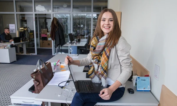 Agnė Laskauskaitė, „Teamgate“ produkto rinkodaros vadybininkė neslepia, kad patekti į „Gartner“ reitingą, net ir tokį, kuris iš naujo sudaromas kas ketvirtį, įmonei svarbu. Viena iš priežasčių ta, kad toks įvertinimas yra puiki nemokama reklama. Juditos Grigelytės (VŽ) nuotr. Agnė Laskauskaitė, „Teamgate“ produkto rinkodaros vadybininkė neslepia, kad patekti į „Gartner“ reitingą, net ir tokį, kuris iš naujo sudaromas kas ketvirtį, įmonei svarbu. Viena iš priežasčių ta, kad toks įvertinimas yra puiki nemokama reklama. Juditos Grigelytės (VŽ) nuotr.