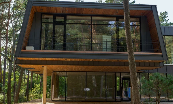 Buvusios dušinės, rekonstruotos į poilsio aptarnavimo pastatą Palangoje, Meilės al. 26. Algimanto Kalvaičio nuotr.