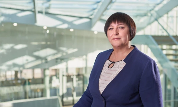 Birutė Petrauskaitė, audito ir konsultavimo bendrovės „KPMG Baltics“ partnerė, pabrėžia, kad po mokesčių reformos svarbu ne tik peržiūrėti darbo užmokesčio skaičiavimo pokyčius, bet ir darsyk įvertinti darbuotojams mokamų priedų ir premijų skaičiavimo tvarką. Bendrovės nuotr.