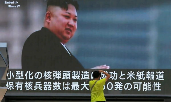 Naujienas iš Šiaurės Korėjos akylai sekamos netoliese esančioje Japonijoje. Issei Kato („Reuters“ / „Scanpix“) nuotr. 