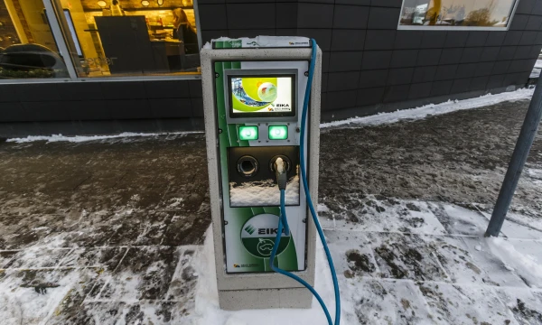 Pirmąją įkrovos vietą greta verslo centro įrengusi „Eika“ jau yra suplanavusi elektromobilių įkrovos stotelę ir naujai statomame verslo centre. Vladimiro ivanovo (VŽ) nuotr.