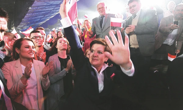 Beatos Szydlo vyriausybė priima populiarius sprendimus, tačiau lazda gali smogti kitu galu per biudžeto deficitą. 
Slawomiro Kaminskio („Reuters“ / „Scanpix“) nuotr.