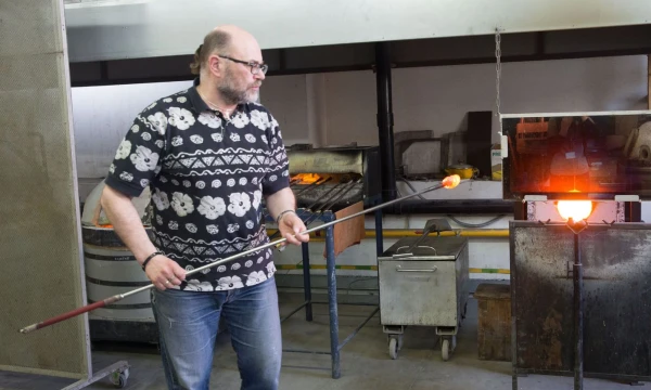 Remigijus Kriukas, dailininkas stiklininkas, Panevėžio meninio stiklo studijos UAB „Glasremis“ direktorius. Juditos Grigelytės (VŽ) nuotr.