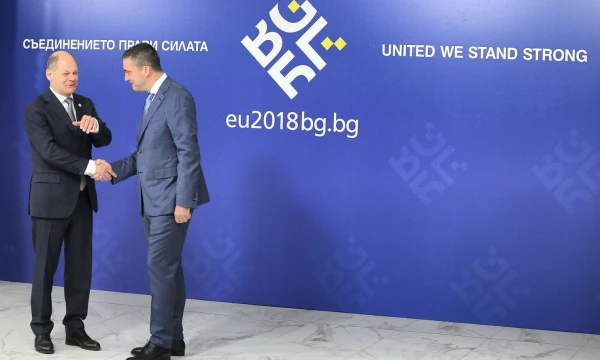 Olafas Scholzas, Vokietijos finansų ministras, ir Vladislavas Goranovas, Bulgarijos finansų ministras susitikime Sofijoje. Stojano Nenovo („Reuters“ / „Scanpix“) nuotr.
