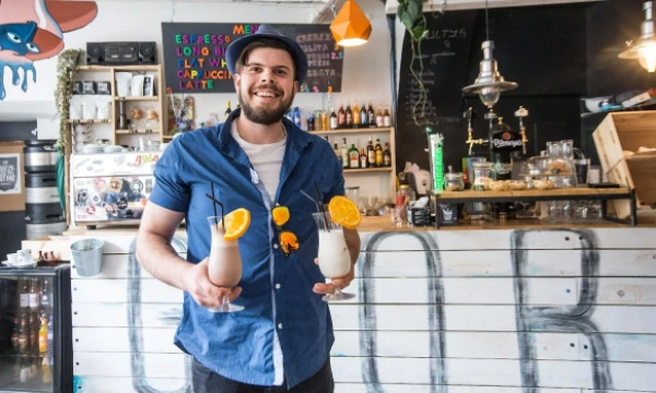 Domantas Juškevičius, UAB „Kaselis“, valdančios barą „Morning Glory“ direktorius: „Mes patys esame hipsteriai. Tad natūralu, kad mūsų lankytojai dažniausiai irgi panašūs į mus.“
JUDITOS GRIGELYTĖS (VŽ) NUOTR.
