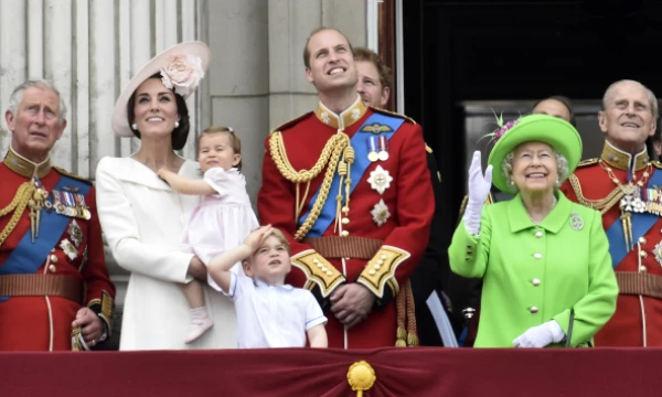Karališkoji šeima į politiką nesikiša. Iš kairės – princas Charlesas, Kembridžo kunigaikštienė Catherine'a ir princas Williamas (jų vaikai princesė Charlotte ir princas George'as), karalienė Elžbieta II-oji ir princas Philipas. „Reuters" / „Scanpix" nuotr.