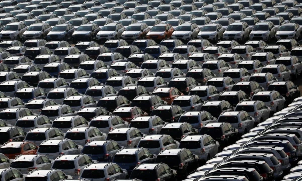 Japonijoje pagaminti nauji automobiliai ruošiami eksportui. Toru Hanai (Reuters / Scanpix) nuotr.