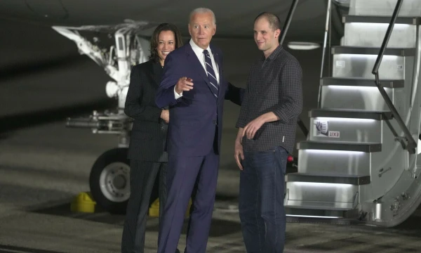 WSJ žurnalistą pasitiko Joe Bidenas, JAV prezidentas, ir Kamala Harris, JAV viceprezidentė. Manuelio Balce Cenetos (AP / „Scanpix“) nuotr.