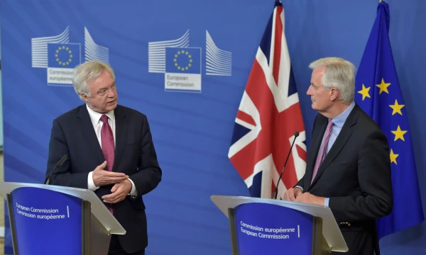 Pirmadienį Briuselyje susitiko Michelis Barnier (dešinėje), vyriausiasis ES derybininkas dėl „Brexit“, ir už šias derybas atsakingas JK vyriausybės sekretorius Davidas Davisas. Erico Vidalo („Reuters“ / „Scanpix“) nuotr.
