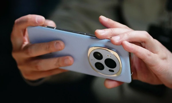 „Honor Magic 6 Pro“ telefonas. Pau Barrenos (AFP / „Scanpix“) nuotr.