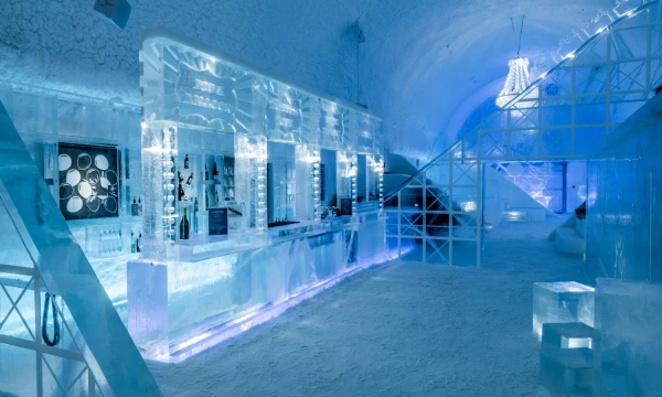 Trisdešimt metų iš eilės gruodžio viduryje Jukkasjarvi miestelyje Švedijoje duris atveria ledo viešbutis „Icehotel“. Asaf Klinger/www.icehotel.com nuotr.