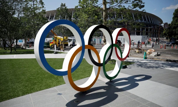 Nacionalinio stadiono, kuriame vyks pagrindiniai renginiai, originalaus dizaino finansavimo eilutė netikėtai buvo pašalinta iš biudžeto. Issei Kato („Reuters“ / „Scanpix“) nuotr.