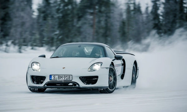 „Porsche“ vairavimo akademijos žiemos mokymai. Gamintojo nuotr.