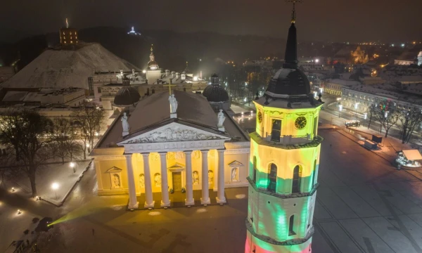 Sausio 1-osios naktį Vilniaus Varpinę nušvies Trispalvė – Lietuvos vėliavos dienos proga. Sauliaus Žiūros nuotr.