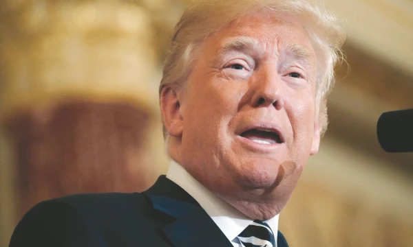 Pono Trumpo pareiškimas dar kartą atidėti sprendimą dėl ilgalaikės muitų išimties taikymo sukėlė Europos partnerių susierzinimą. Leaho Milliso  („Reuters“ / „Scanpix“) nuotr. 