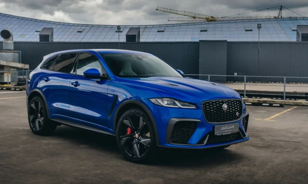 „Jaguar F-Pace SVR“ – vienas paskutiniųjų nykstančios didelės galios benzininių SUV automobilių rūšies atstovas. Vytauto Pilkausko nuotr.